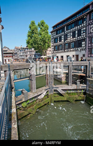 Floodgate al fiume lll, semi-case con travi di legno, La Petite France (Little France), Strasburgo, Alsazia, Bas-Rhin, Francia, Europa Foto Stock