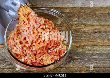 Tritacarne e tritacarne o macinazione-macchina con carne macinata nel. Mostra il processo forcemeat. Foto Stock