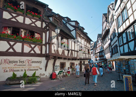 Vicolo a La Petite France (Little France), semi-case con travi di legno, lato sinistro, Maison des Tanneurs, Strasburgo, Alsazia, Bas-Rhin, Francia, Europa Foto Stock