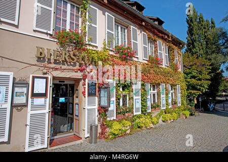 Collezione Autunno colori, tralci di vino al ristorante L' Ami Schutz, La Petite France (Little France), Strasburgo, Alsazia, Bas-Rhin, Francia, Europa Foto Stock