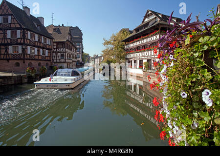 Escursione in barca sul fiume Ill passando la Maison des Tanneurs a La Petite France (Little France), Strasburgo, Alsazia, Bas-Rhin, Francia, Europa Foto Stock