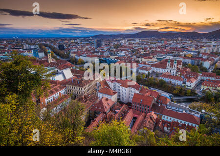 Panoramica vista aerea della città vecchia di Graz da Grazer Schlossberg (castle hill) nella bella golden luce della sera al tramonto, Stiria, Austria Foto Stock