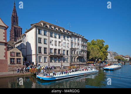 Punto di partenza per gite in barca sul Ill iver, vista sulla cattedrale di Strasburgo, Alsazia, Bas-Rhin, Francia, Europa Foto Stock