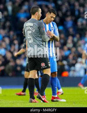 La citta' di Coventry City e asta del McDonald (sinistra) e Brighton & Hove Albion Leonardo Ulloa abbracciare dopo il fischio finale degli Emirati FA Cup, quinto round in abbinamento alla AMEX Stadium, Brighton. Foto Stock