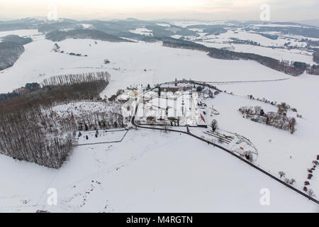 Antenna, Oelinghausen monastero con Chiesa in inverno, Arnsberg, Sauerland, Renania settentrionale-Vestfalia, Germania, Europa Arnsberg, Sauerland, Renania settentrionale-W Foto Stock