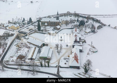 Antenna, Oelinghausen monastero con Chiesa in inverno, Arnsberg, Sauerland, Renania settentrionale-Vestfalia, Germania, Europa Arnsberg, Sauerland, Renania settentrionale-W Foto Stock