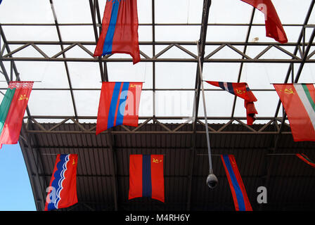 Vecchia Unione sovietica russa sovietica flag sono appesi al soffitto a eatery sovietica "fabbrica di mensa SSSR (Заводская Столовая СССР) in Sudak, Ucraina. Foto Stock