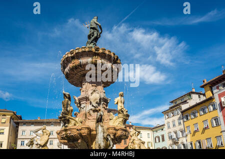 Trento città: Piazza Duomo, con la torre dell orologio e il tardo barocca fontana del Nettuno. Città in Trentino Alto Adige, nord Italia, Europa Foto Stock