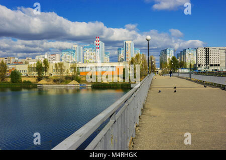 RUSSIA, Nizhny Novgorod - Sep 24, 2017: ponte pedonale attraverso il lago Meshchersky nella stessa zona residenziale Foto Stock