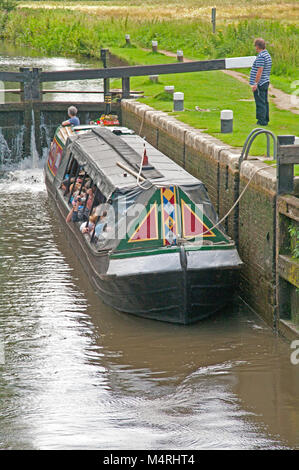 Vicino a Godalming fiume Wey Navigazione, Cavallo e barca stretta in blocco, Surrey, Inghilterra, Foto Stock