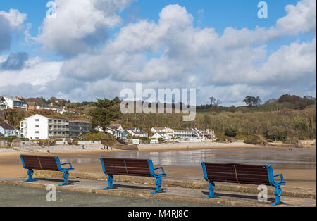 Saundersfoot Fronte Mare e panche Pembrokeshire Foto Stock