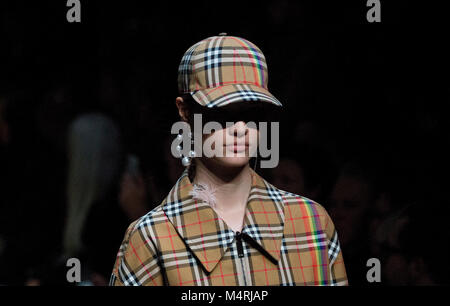 I modelli sulla passerella durante la Burberry Autunno/Inverno 2018 London Fashion Week show all'Dimco edifici, West London. Premere l'associazione. Picture Data: Sabato 17 Febbraio, 2018. Foto di credito dovrebbe leggere: Isabel Infantes/PA FILO Foto Stock