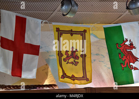 Le bandiere o insegne nazionali di identità di Inghilterra Scozia e Galles tre nazioni Gran Bretagna appendere insieme in una fila o il display dell'unità. Foto Stock