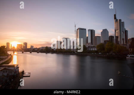 Francoforte sul Meno (Germania) - Skyline di notte Foto Stock