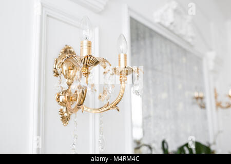 Costoso interni. Lampadario elettrico. Muro Bianco decorato con stucchi. White modellata. Modanature elemento dal gesso. Foto Stock