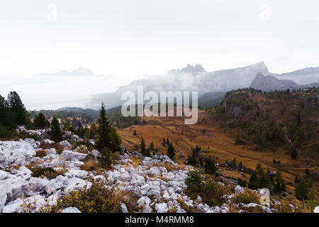 Tipico paesaggio bello nelle Dolomiti Foto Stock