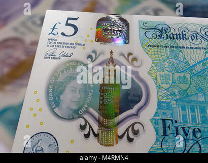 Londra, UK: Dicembre 09, 2016: Il nuovo polimero 2016 cinque pound nota con maggiore resilienza contraffatti che mostra la testa della regina Elisabetta II. Foto Stock