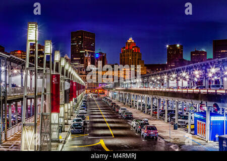 Centinaia di auto park lungo il Quai King Edward nel vecchio porto (Vieux-Port) di Montreal, Quebec, Canada. Foto Stock