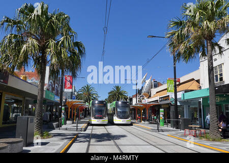 St Kilda, Melbourne, Australia: Marzo 07, 2017: due tram elettrico sono in attesa del tempo in Acland Street fermata del tram in St Kilda. Foto Stock