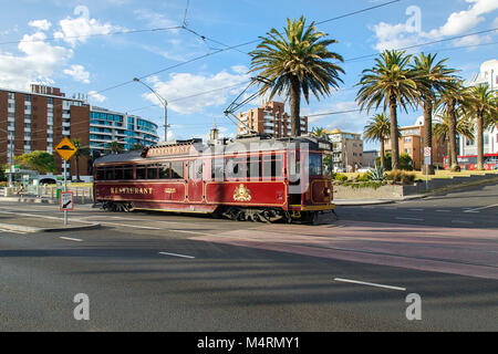 St Kilda, Melbourne, Australia: Marzo 15, 2017: un turistico unico esperienza da pranzo in un edificio restaurato, spostamento ristorante tram con arredamento vintage. Foto Stock