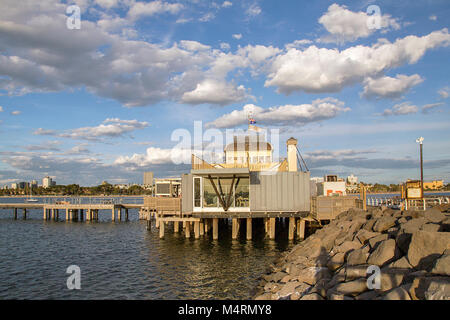 St Kilda, Australia: Marzo 15, 2017: St Kilda Pier al tramonto con la mitica piccolo padiglione blu alla fine della marina che serve cibo e bevande. Foto Stock