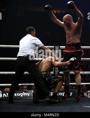 George Groves (destra) e Chris Eubank (sinistra) durante la WBA Super-Middleweight titolo di lotta al Manchester Arena. Foto Stock