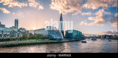 Vista panoramica del fiume Tamigi Embankment al tramonto Foto Stock