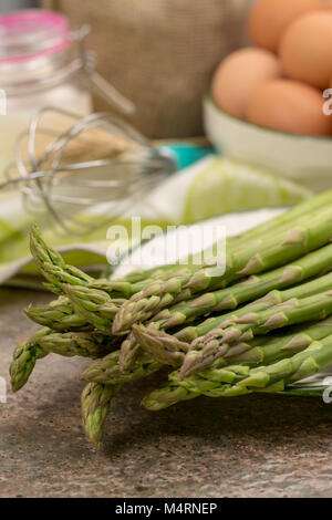 Ingrediens per deliziosi asparagi verdi quiche, gustoso cibo vegetariano, freschi Asparagi verdi Foto Stock