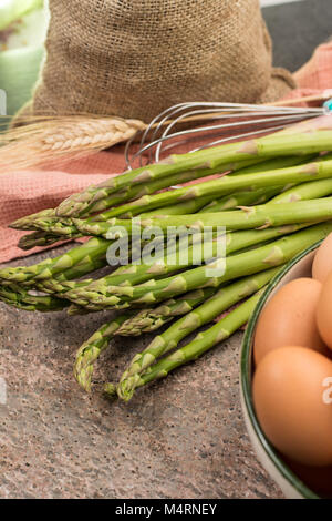 Ingrediens per deliziosi asparagi verdi quiche, gustoso cibo vegetariano, freschi Asparagi verdi Foto Stock