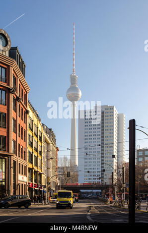 Vista la Fernsehturm (Televisione TV Tower) lungo An der Spandauer Brücke da Hackescher Markt Berlin, Germania Foto Stock