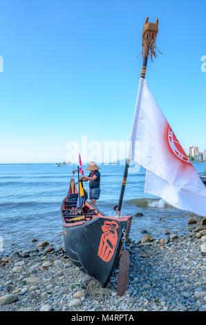 Ambleside Beach, W. Vancouver, BC, Canada. Molte persone, una canoa. Un Salish Prime Nazioni, raduno di canoe per proteggere il Salish Mare, 1 settembre Foto Stock