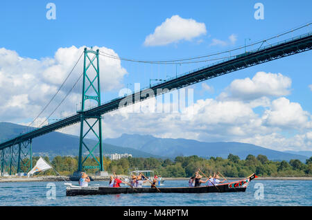 Le Prime Nazioni canoa passa sotto il Ponte Lions Gate. Molte persone, una canoa. Il Salish Prime Nazioni, raduno di canoe per proteggere il Salish Mare, Septe Foto Stock