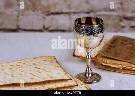 Matzo per Pasqua con barra in metallo e il vino sulla tavola da vicino Foto Stock