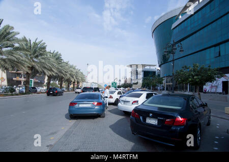 Tahlia Street con i suoi negozi, cafe e la gente, Riyadh, Arabia Saudita, 01.12.2016 Foto Stock