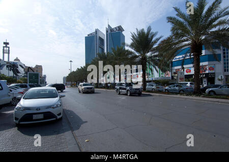 Tahlia Street con i suoi negozi, cafe e la gente, Riyadh, Arabia Saudita, 01.12.2016 Foto Stock