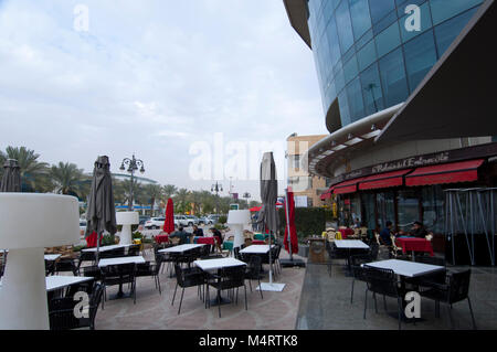 Tahlia Street con i suoi negozi, cafe e la gente, Riyadh, Arabia Saudita, 01.12.2016 Foto Stock