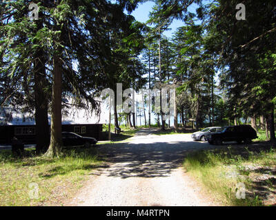 Una delle tante belle località per il vostro matrimonio presso il Glacier National Park. Per ulteriori informazioni riguardanti il matrimonio processo permesso visitare.Lago McDonald North Shore stazione Ranger - [area parcheggio]. Foto Stock