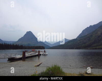 Una delle tante belle località per il vostro matrimonio presso il Glacier National Park. Per ulteriori informazioni riguardanti il matrimonio processo permesso visitare.Due medicina litorale del Lago al Molo - . Foto Stock