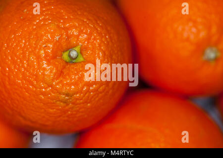 Un sacco di arance giace su altri frutti Foto Stock