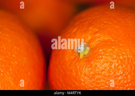 Un sacco di arance giace su altri frutti Foto Stock