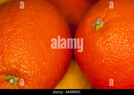 Un sacco di arance giace su altri frutti Foto Stock