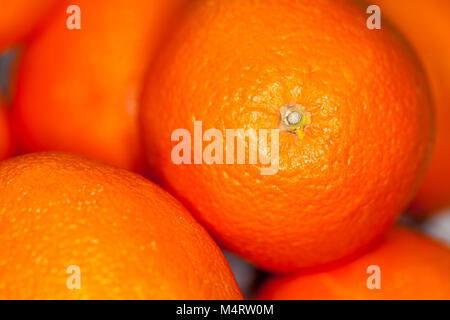 Un sacco di arance giace su altri frutti Foto Stock