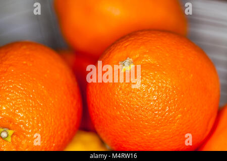 Un sacco di arance giace su altri frutti Foto Stock