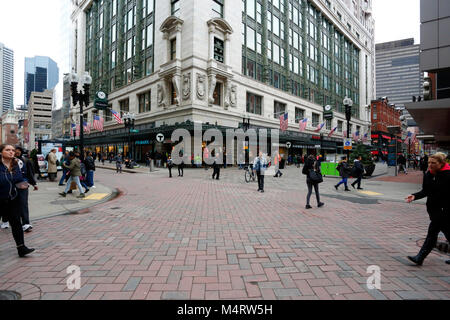 Turisti, acquirenti, pendolari e criminali comuni attraversano i sentieri all'incrocio tra Summer e Washington in Downtown Crossing, Boston, ma Foto Stock