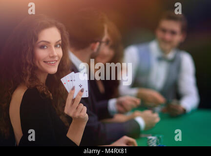 Bella donna che mostra una combinazione di quattro assi. Foto Stock