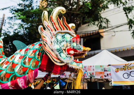 BANGKOK, Tailandia - 18 febbraio 2018: un tradizionale costume drago sfila per le strade durante il Capodanno cinese. Foto Stock