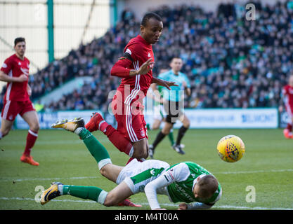 Edinburgh, Regno Unito. Xvii Feb, 2018. Scottish Premiereship Hibernian v Aberdeen, Edimburgo, Midlothian, Regno Unito. 17,02, 2018. Pic mostra: durante la seconda metà Aberdeen centrocampista, Chidiebere Nwakali, viaggi Hibs riscontro, Martin Boyle. Credito: Ian Jacobs Foto Stock