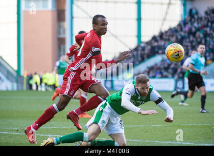 Edinburgh, Regno Unito. Xvii Feb, 2018. Scottish Premiereship Hibernian v Aberdeen, Edimburgo, Midlothian, Regno Unito. 17,02, 2018. Pic mostra: durante la seconda metà Aberdeen centrocampista, Chidiebere Nwakali, viaggi Hibs riscontro, Martin Boyle. Credito: Ian Jacobs Foto Stock