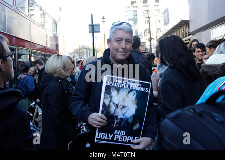 Londra, Regno Unito. Xvii Feb, 2018. La London Fashion Week 17-02-18 street style e anti-fur protesta.Credit: Alex Cavendish/Alamy Live News Foto Stock