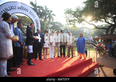 Mumbai, Maharashtra, India. 3 gennaio, 2005. Il 1 marzo 2005, Mumbai - India. Il miliardario indiano gioielleria e mercante di Diamante, Mehul Choksi (con baffi) regala premi al Giantti -Gitanjali Indian 1000 Guinea Derby evento a Mumbai.Mehul Choksi, è stata una caratteristica normale sugli elenchi dei ricchi e famosi indiani . Ora egli è presunto essere al centro del Punjab National Bank (PNB) frode finanziaria superiore a 3 miliardi di dollari - India la maggiore banca caso di frode.La Direzione di esecuzione (DE) Sabato 17 feb 2018 condotte ricerche in 21 destinazioni in tutta l'India, in collegamento Foto Stock